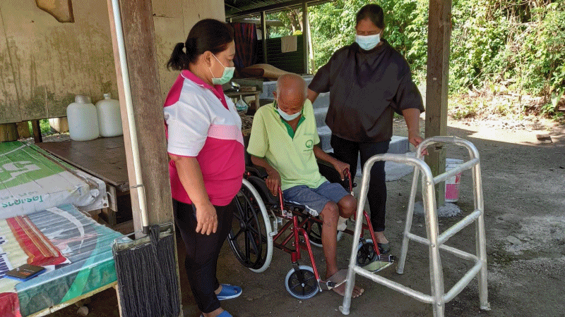 เทศบาลตำบลฉวาง มอบรถเข็นวิลแชร์ให้กับผู้พิการ