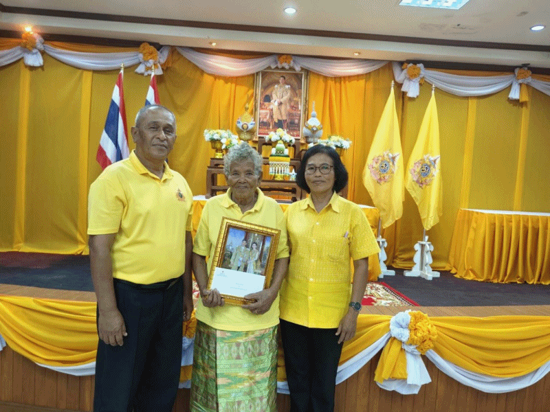 เทศบาลตำบลฉวาง ร่วมกิจกรรมมอบบ้านเฉชิมพระเกียรติพระบาทสมเด็จพระเจ้าอยู่หัว