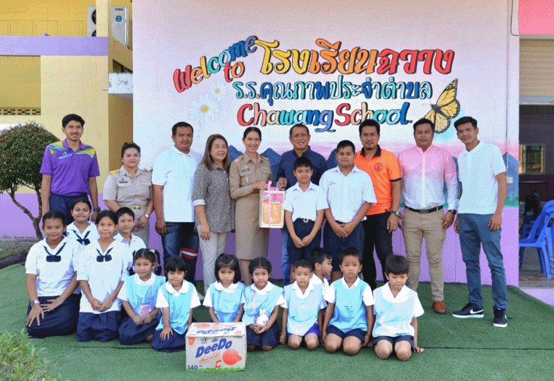 เทศบาลตำบลฉวาง  มอบขนมและน้ำ สนับสนุนกิจกรรมงานปีใหม่ 2568
