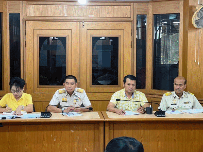 เทศบาลตำบลฉวาง ประชุมผลการปฏิบัติงานประจำเดือน