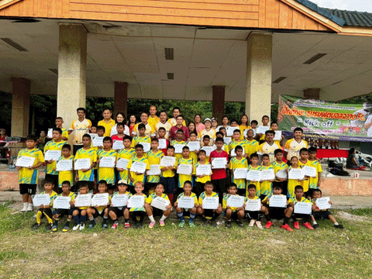 เทศบาลตำบลฉวาง จัดพิธีปิดโครงการรณรงค์ป้องกันการบริโภคยาสูบและสารเสพติด ชมรมฟุตบอลฉวาง Fc. Kick off