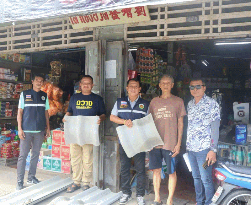เทศบาลตำบลฉวาง ลงพื้นที่มอบกระเบื้องให้กับผู้ประสบเหตุวาตภัย