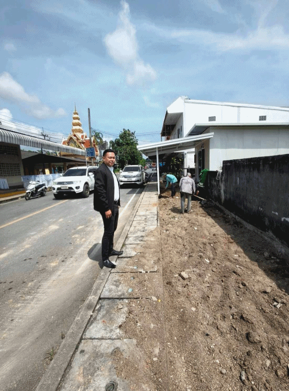 เทศบาลตำบลฉวาง ลงพื้นที่ดูงานการปรับปรุงทางเท้า ถนนสันติราษฎร์