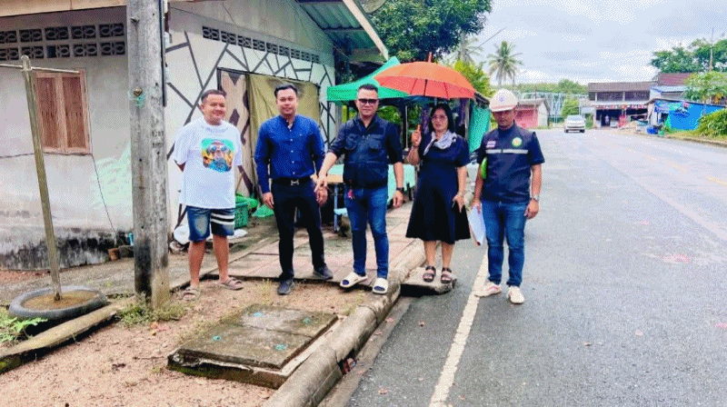 เทศบาลตำบลฉวาง ลงพื้นที่ตรวจสอบทางเท้าถนนตลาดนัดวันเสาร์