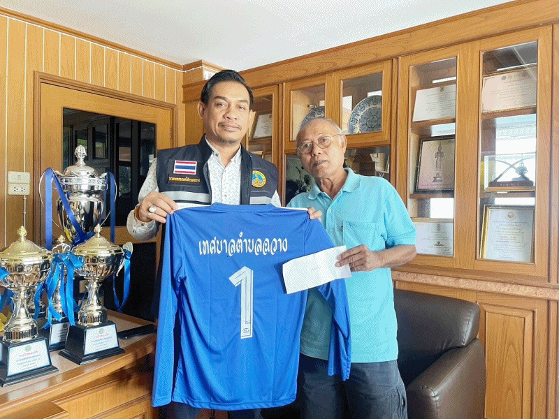 เทศบาลตำบลฉวาง มอบเงินสนับสนุนและชุดกีฬา การแข่งขันกีฬาชุมชนสัมพันธ์