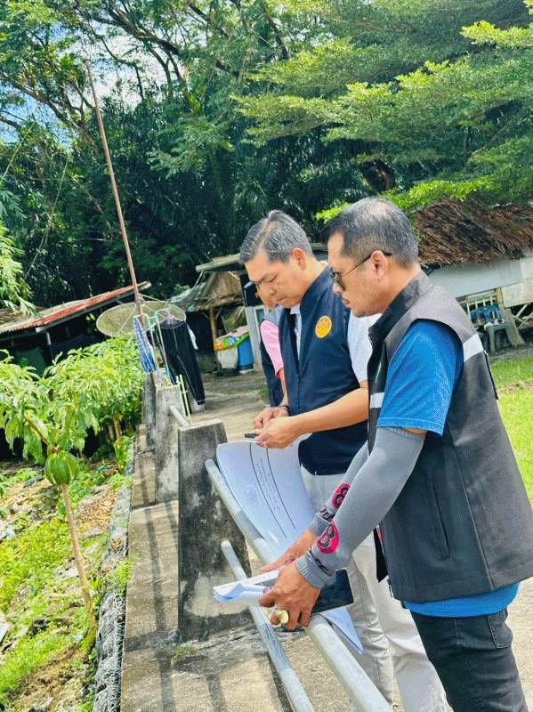 เทศบาลตำบลฉวาง ตรวจสอบพื้นโครงการก่อสร้างเขื่อนป้องกันตลิ่งริมแม่น้ำตาปี หมู่ที่1 ตำบลฉวาง