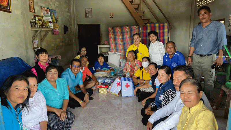 เทศบาลตำบลฉวาง ลงพื้นที่มอบสิ่งของอุปโภคบริโภค จากเหล่ากาชาดจังหวัดนครศรีธรรมราช
